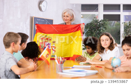 students listen to woman teacher who talks about Spain students listen to woman teacher who talks about Spain 139453867