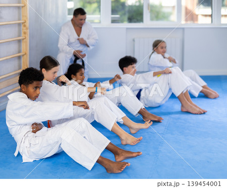 Group of children doing abdominal exercises 139454001