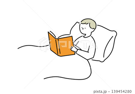 寝る前に布団で本を読む男の子 寝る前に布団で本を読む男の子 139454280