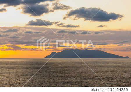 口永良部島　夕景　屋久島から(冬 139454286