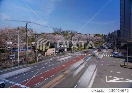 桜が満開の飛鳥山交差点の交通【交通イメージ】 桜が満開の飛鳥山交差点の交通【交通イメージ】 139454676