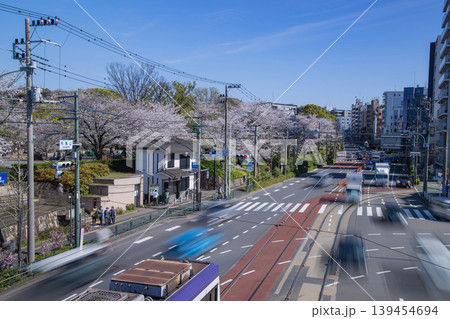 桜が満開の飛鳥山交差点の交通【交通イメージ】 桜が満開の飛鳥山交差点の交通【交通イメージ】 139454694