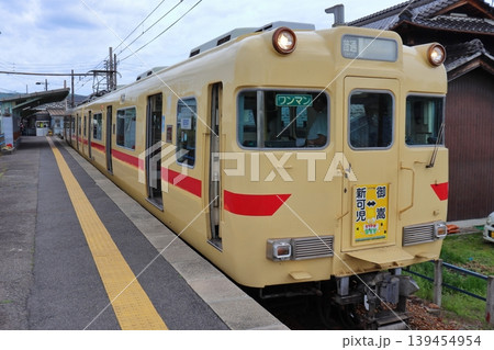 名鉄 広見線の6000系 復刻塗装車両 6013編成電車(御嵩駅) 名鉄 広見線の6000系 復刻塗装車両 6013編成電車(御嵩駅) 139454954
