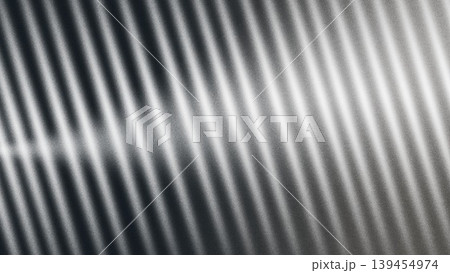 シルバーの斜めストライプ柄 ソフトグロー グレイン質感 抽象背景 139454974