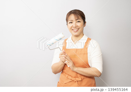 カーペットクリーナー持つ家事代行の女性 139455164