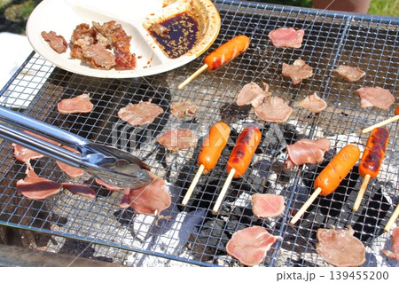 休日に屋外でバーベキューを楽しむ様子 休日に屋外でバーベキューを楽しむ様子 139455200