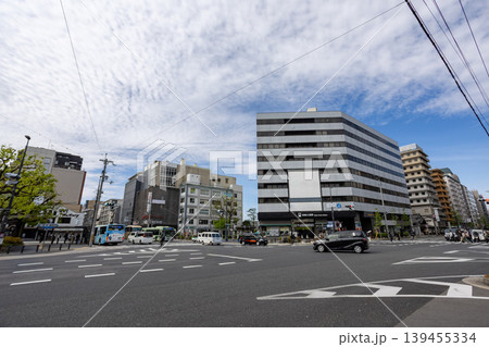 交差点とオフィスビルが広がる都市の風景（京都・四条大宮） 139455334