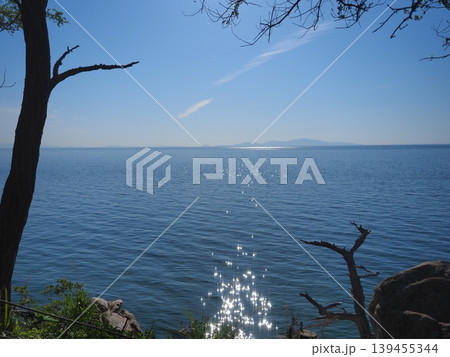 西濱神社(西濱大明神)から望む海の輝く水面と青空の風景 西濱神社(西濱大明神)から望む海の輝く水面と青空の風景 139455344