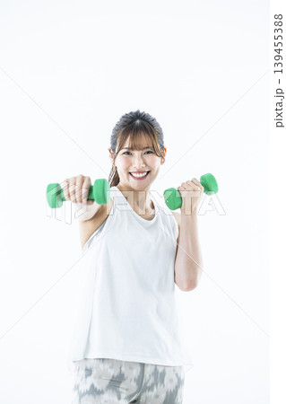 若い女性 スポーツウェア カメラ目線 ダンベル パンチ 若い女性 スポーツウェア カメラ目線 ダンベル パンチ 139455388