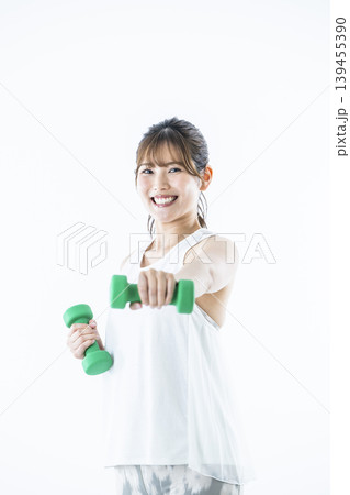 若い女性 スポーツウェア カメラ目線 ダンベル パンチ 若い女性 スポーツウェア カメラ目線 ダンベル パンチ 139455390