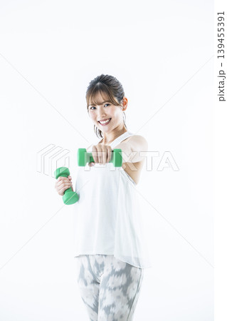 若い女性 スポーツウェア カメラ目線 ダンベル パンチ 若い女性 スポーツウェア カメラ目線 ダンベル パンチ 139455391