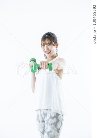 若い女性　スポーツウェア　カメラ目線　ダンベル　パンチ 139455392