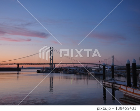 夕景の岩屋漁港と明石海峡大橋 淡路島から望むマジックアワーの海 夕景の岩屋漁港と明石海峡大橋 淡路島から望むマジックアワーの海 139455433