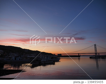 淡路島・岩屋漁港の夕焼け空と明石海峡大橋 旅情あふれる黄昏時の風景 淡路島・岩屋漁港の夕焼け空と明石海峡大橋 旅情あふれる黄昏時の風景 139455435