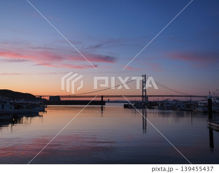 明石海峡大橋と水面に映る夕焼け雲 岩屋漁港から望むリフレクションの風景 明石海峡大橋と水面に映る夕焼け雲 岩屋漁港から望むリフレクションの風景 139455437
