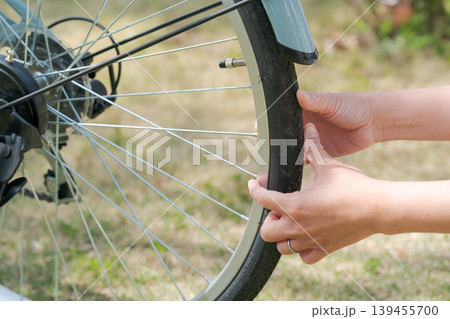 自転車のメンテナンスをする人の手 139455700
