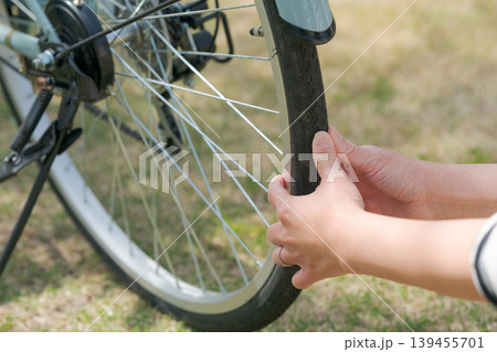 自転車のメンテナンスをする人の手 自転車のメンテナンスをする人の手 139455701