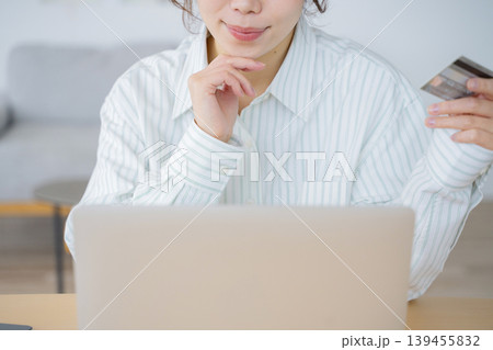 ネットショッピング　女性　パソコン 139455832