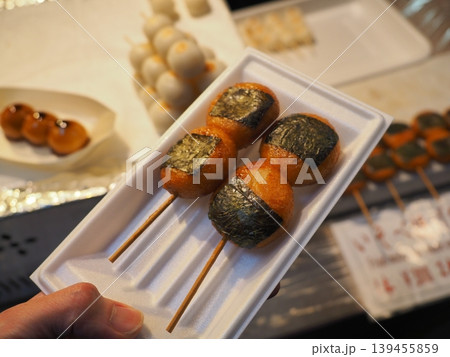 市場の食べ歩きスイーツ 焼きたての香ばしい醤油だんごといそべ焼き 市場の食べ歩きスイーツ 焼きたての香ばしい醤油だんごといそべ焼き 139455859