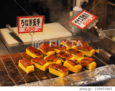 和歌山・黒潮市場の名物グルメ うなぎ玉子の串焼き 焼きたてのシズル感 和歌山・黒潮市場の名物グルメ うなぎ玉子の串焼き 焼きたてのシズル感 139455861