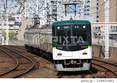【京阪】7200系 快速急行(京阪本線:西三荘駅) 【京阪】7200系 快速急行(京阪本線:西三荘駅) 139455863