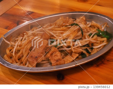 居酒屋の鉄板メニュー 豚肉とたっぷりもやしのスタミナ焼きうどん 居酒屋の鉄板メニュー 豚肉とたっぷりもやしのスタミナ焼きうどん 139456012