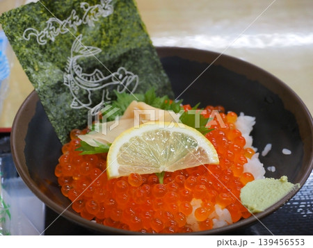 宝石のように輝くいくら丼 とれとれ市場の贅沢な海鮮グルメ接写 139456553