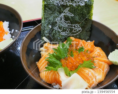 とれとれ市場の豪華な海鮮親子丼 鮮やかなサーモンと輝くいくらの贅沢な盛り付け とれとれ市場の豪華な海鮮親子丼 鮮やかなサーモンと輝くいくらの贅沢な盛り付け 139456554