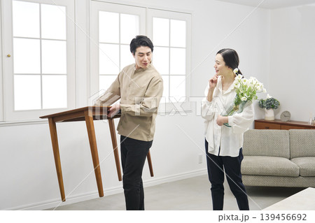 テーブルを運ぶ夫婦 模様替え テーブルを運ぶ夫婦 模様替え 139456692