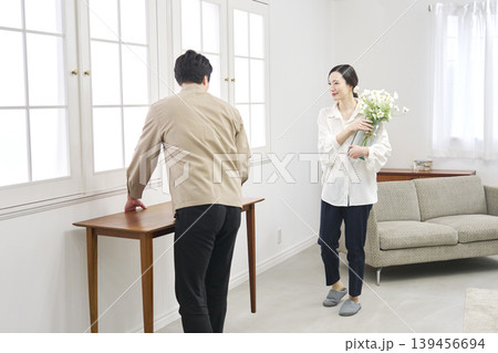 テーブルを運ぶ夫婦 模様替え テーブルを運ぶ夫婦 模様替え 139456694