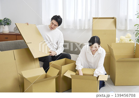 引っ越し作業で段ボールを荷造りするカップル 139456708