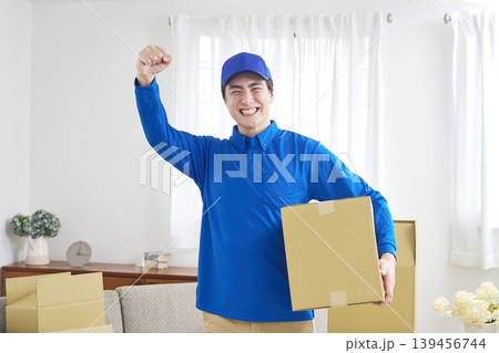 引っ越し業者の男性　ガッツポーズ 139456744