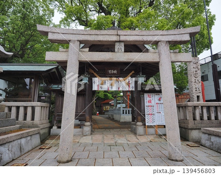 和歌山・田辺市の蟻通神社 重厚な石鳥居と神域への入り口となる神門の風景 和歌山・田辺市の蟻通神社 重厚な石鳥居と神域への入り口となる神門の風景 139456803