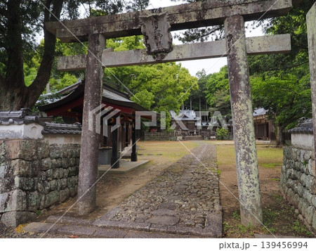 和歌山・上秋津の川上神社 苔むした石鳥居と新緑に包まれた静寂な境内2 139456994