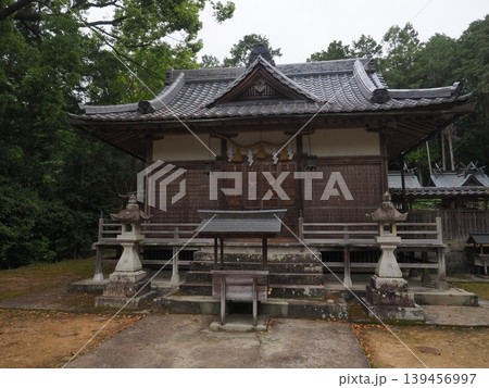 和歌山県田辺市上秋津・川上神社の拝殿 重厚な瓦屋根と歴史を刻む木造社殿 和歌山県田辺市上秋津・川上神社の拝殿 重厚な瓦屋根と歴史を刻む木造社殿 139456997