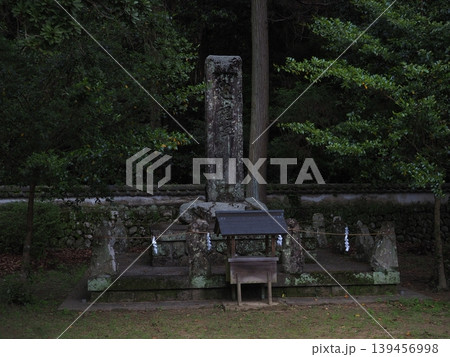 和歌山県田辺市上秋津・川上神社の境内に立つ古びた石碑と鎮守の森の風景 139456998