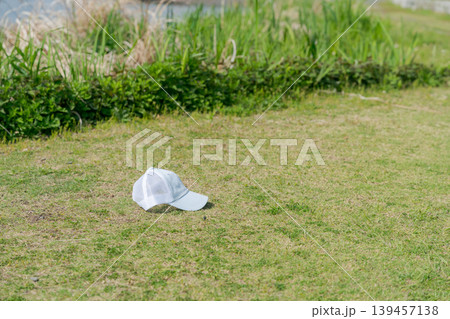 芝生に落ちた子供の帽子 芝生に落ちた子供の帽子 139457138