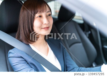 車を運転するスーツ姿の若い女性 ドライバー 通勤 営業 自動車保険イメージ 車を運転するスーツ姿の若い女性 ドライバー 通勤 営業 自動車保険イメージ 139457295