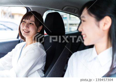 車を運転する笑顔の女性と助手席の友人 ドライブ ライフスタイル 車を運転する笑顔の女性と助手席の友人 ドライブ ライフスタイル 139457304