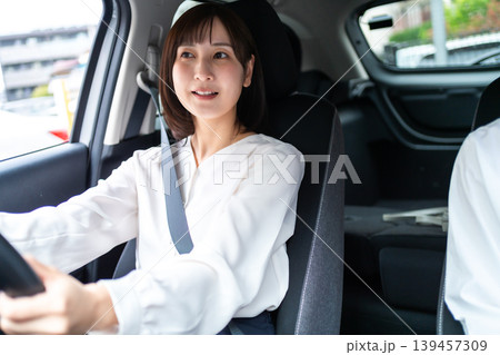 車を運転する笑顔の女性と助手席の友人 ドライブ ライフスタイル 車を運転する笑顔の女性と助手席の友人 ドライブ ライフスタイル 139457309