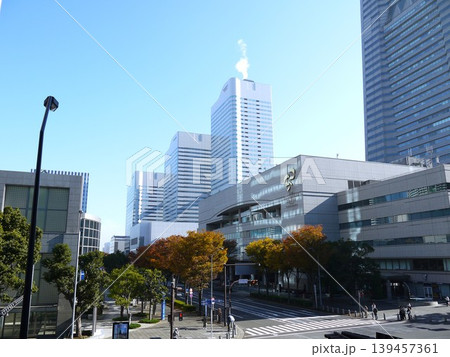 大通りのあるオフィス街の風景 139457361