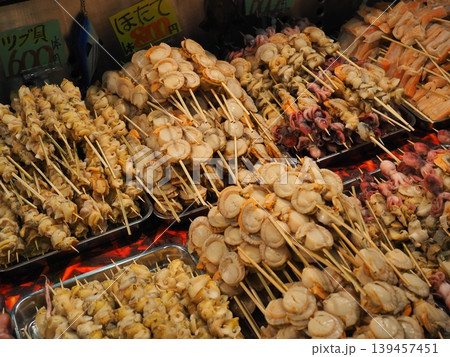 南紀白浜「とれとれ市場」に並ぶ豪華な海鮮串焼き 食べ歩きに人気のホタテやツブ貝の串 139457451