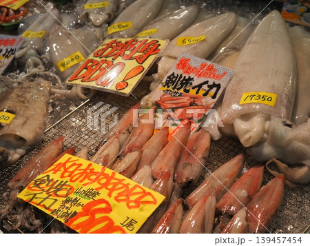 日本の鮮魚店や市場に並ぶ新鮮な旬のケンサキイカ（剣先イカ）と手書きのPOP・値札 139457454