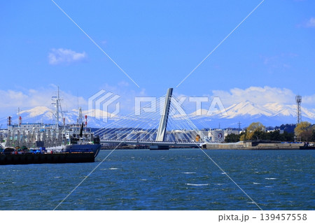 八戸市 臨海工業地帯と八太郎大橋|冠雪の八甲田山と櫛ヶ峯が見える青空の景観 八戸市 臨海工業地帯と八太郎大橋|冠雪の八甲田山と櫛ヶ峯が見える青空の景観 139457558