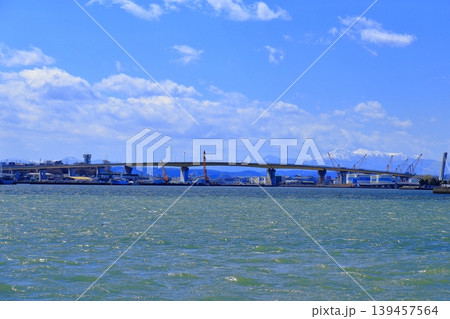 八戸市 臨海工業地帯と八太郎大橋|冠雪の八甲田山と櫛ヶ峯が見える青空の景観 八戸市 臨海工業地帯と八太郎大橋|冠雪の八甲田山と櫛ヶ峯が見える青空の景観 139457564