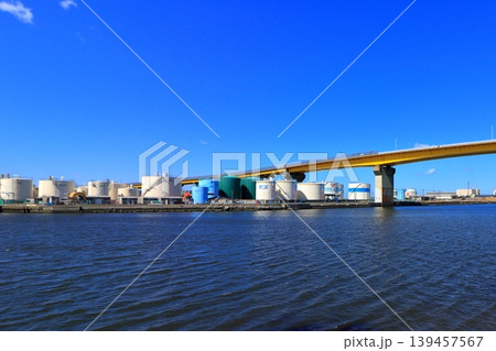 八戸市 臨海工業地帯と八太郎大橋|冠雪の八甲田山と櫛ヶ峯が見える青空の景観 八戸市 臨海工業地帯と八太郎大橋|冠雪の八甲田山と櫛ヶ峯が見える青空の景観 139457567