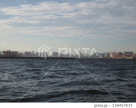東京湾の海面と湾岸の静かな風景 東京湾の海面と湾岸の静かな風景 139457635