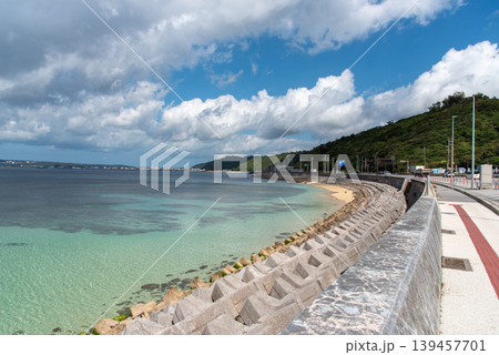 天気の良いエメラルドグリーンの海と海岸線の歩道 天気の良いエメラルドグリーンの海と海岸線の歩道 139457701