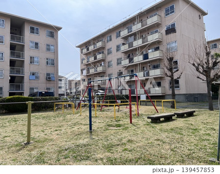 日本の団地と公園風景・静かな住宅街の遊具エリア 日本の団地と公園風景・静かな住宅街の遊具エリア 139457853