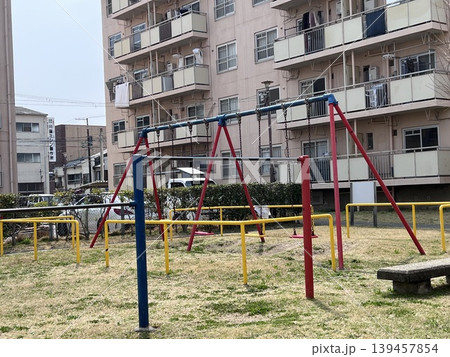 日本の団地と公園風景・静かな住宅街の遊具エリア 日本の団地と公園風景・静かな住宅街の遊具エリア 139457854